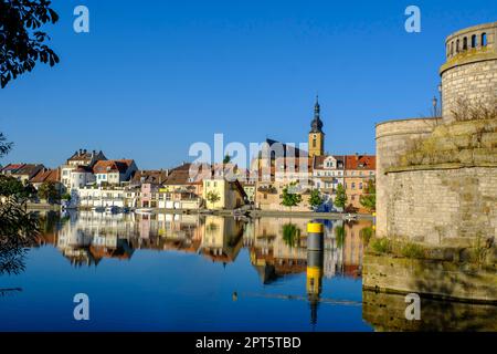 Blick über den Main mit Kirche, Kitzingen, Niederfrankreich, Franken, Bayern, Deutschland Stockfoto