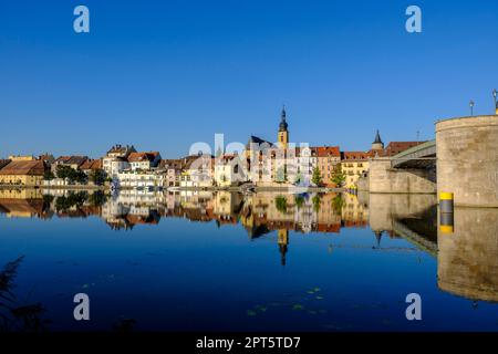 Blick über den Main mit Kirche, Kitzingen, Niederfrankreich, Franken, Bayern, Deutschland Stockfoto