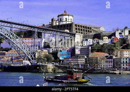 Blick auf die Brücke Dom Luis I über den Fluss Douro und die Dächer von Terrakotta, UNESCO-Weltkulturerbe, Porto, Norte, Portugal Stockfoto