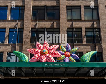 Der Louis Vuitton Store im Meatpacking District in New York am Samstag, den 8. April 2023, mit einer Ausstellung auf der Markise von Yayoi Kusama, die ihre Zusammenarbeit mit der Marke ankündigt. (© Richard B. Levine) Stockfoto