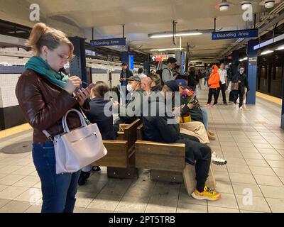 Wochentagsreiter in der New Yorker U-Bahn am Mittwoch, den 26. April 2023. (© Frances M. Roberts) Stockfoto