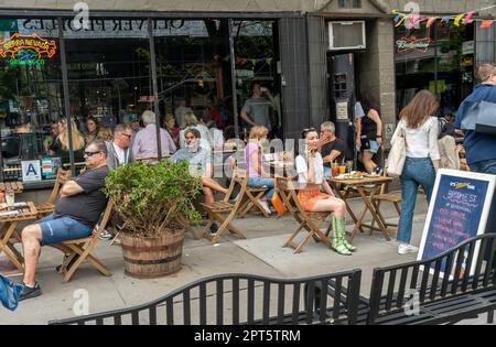 Speisen im Freien in der Broome Street Bar am West Broadway in Soho in New York am Samstag, den 15. April 2023. (© Richard B. Levine) Stockfoto