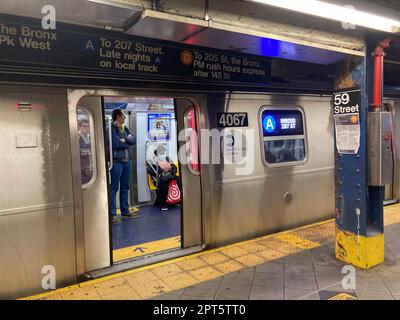 Wochenende mit der U-Bahn in New York am Sonntag, den 23. April 2023. (© Frances M. Roberts) Stockfoto