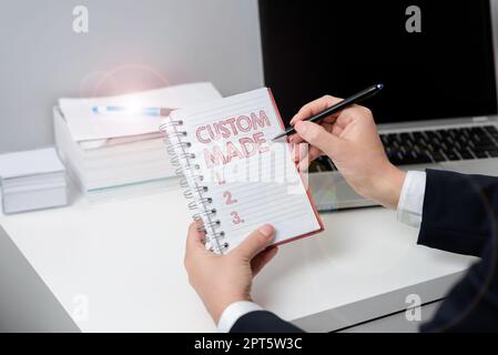 Textunterschrift mit kundenspezifischen, auf etwas geschriebenen Wörtern wird für bestimmte Kundenunternehmen bestellt Stockfoto
