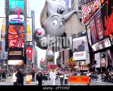 Macy's Thanksgiving Day Parade New York City Horton the Elephant Ballon. Menschenmassen auf der Straße. Times Square und Broadway USA. Amerikanische Tradition Stockfoto
