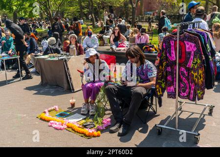 Die „Potrepreneurs“ strömen am Donnerstag, den 20. April 2023, zum Washington Square Park in New York, um ihre Marihuana-bezogenen Waren zu verkaufen und den inoffiziellen Cannabisurlaub „4/20“ zu feiern. New York legalisierte Marihuana 2021. (© Richard B. Levine) Stockfoto