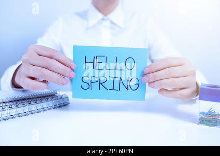 Schild mit Hallo Frühling, Wort für die Begrüßung der Saison nach der Winterblüte der Blumen Stockfoto