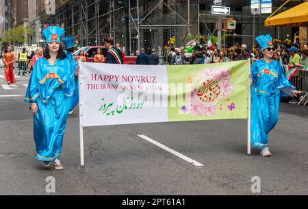 Iraner-Amerikaner und ihre Anhänger bei der alljährlichen Persian Parade auf der Madison Ave. In New York am Sonntag, den 23. April 2023. Die Parade feiert Nowruz, Neujahr in Farsi-Sprache. Der Feiertag symbolisiert die Reinigung der Seele und geht zurück auf die präislamische Religion des Zoroastrianismus. (© Richard B. Levine) Stockfoto