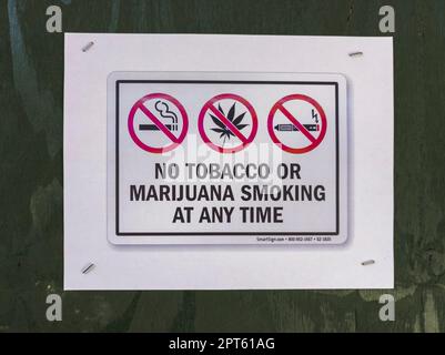 Am Freitag, den 21. April 2023, verbietet das Rauchen von Zigaretten und Marihuana sowie das Dampfen auf einer Baustelle in New York. (© Richard B. Levine) Stockfoto