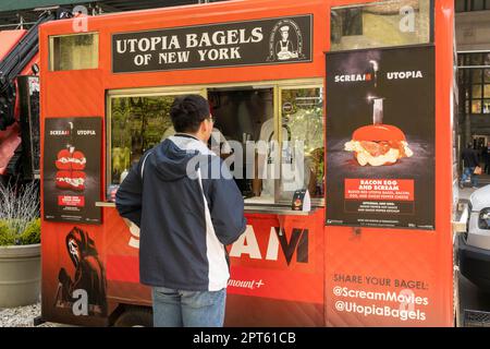 Markenaktivierung für den Film „Scream VI“, der am Dienstag, den 25. April 2023, in New York auf dem Paramount+-Streaming-Service vorgestellt wird. Die Teilnehmer erhielten „blutrote“ Bagels aus Utopia Bagels mit „Schreikäse“. (© Richard B. Levine) Stockfoto