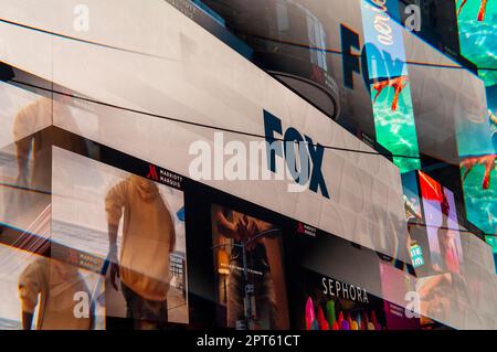 Fox-Werbung am Times Square in New York am Mittwoch, den 26. April 2023. Fotografiert mit einem PRISM-Filter (© Richard B. Levine) Stockfoto