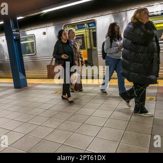 Wochentagsreiter in der New Yorker U-Bahn am Mittwoch, den 26. April 2023. (© Richard B. Levine) Stockfoto