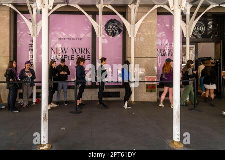 Shoppers stehen vor dem 260 Sample Sale für den Musterverkauf der immer beliebten Rent the Runway in Nomad in New York am Mittwoch, den 26. April 2023 (© Richard B. Levine). Stockfoto