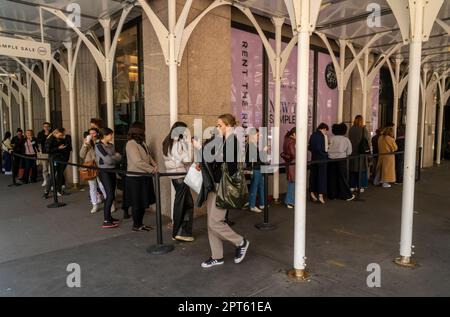 Shoppers stehen vor dem 260 Sample Sale für den Musterverkauf der immer beliebten Rent the Runway in Nomad in New York am Mittwoch, den 26. April 2023 (© Richard B. Levine). Stockfoto