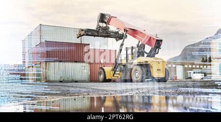 Überlagerung, Lieferung und Gabelstapler durch einen Container an einer Fertigungslieferkette für den Außenhandel. Logistik und E-Commerce-Ladung bereit für Stockfoto