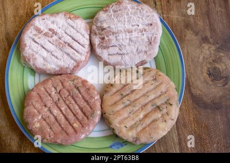 Verschiedene, gefrorene und mit Kräutern aromatisierte Hamburger Stockfoto