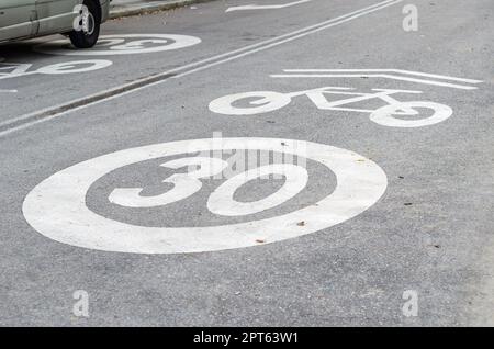 Fahrspur mit Geschwindigkeitsbegrenzung und für den Einsatz von zweirädrigen Fahrzeugen in Madrid, Spanien Stockfoto