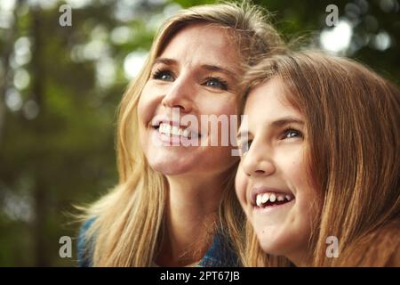 Nichts kommt der Liebe nahe, die sie teilen. Eine glückliche Mutter und Tochter, die Zeit zusammen im Freien verbringen. Stockfoto