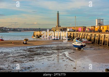 Margate Harbour Arm bei Low Tide Stockfoto
