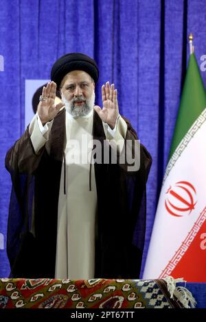 27. April 2023, Ahwaz, Chuzestan, Iran: Der iranische Präsident EBRAHIM RAISI spricht bei der Versammlung der Ahwaz-Menschen. Vor dem Volk von Chuzestan sagte der Präsident: "Ich habe das gleiche Versprechen, das Ihr Volk von Chuzestan gegenüber dem religiösen Juristen, der Revolution, habt. Es geht nicht um die Abstimmung, in unserer religiösen Kultur und im kulturellen System ist der Platz des Paktes viel höher als die Wahl, und so wie Sie Ihrem Pakt mit dem System und der Revolution treu sind, bin ich auch meinem Pakt mit Ihnen treu' (Kreditbild: © iranische Präsidentschaft via ZUMA Press Wire) Stockfoto