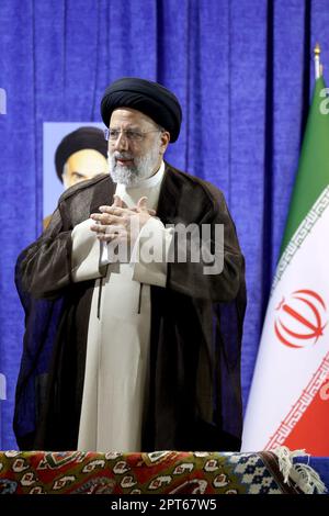 27. April 2023, Ahwaz, Chuzestan, Iran: Der iranische Präsident EBRAHIM RAISI spricht bei der Versammlung der Ahwaz-Menschen. Vor dem Volk von Chuzestan sagte der Präsident: "Ich habe das gleiche Versprechen, das Ihr Volk von Chuzestan gegenüber dem religiösen Juristen, der Revolution, habt. Es geht nicht um die Abstimmung, in unserer religiösen Kultur und im kulturellen System ist der Platz des Paktes viel höher als die Wahl, und so wie Sie Ihrem Pakt mit dem System und der Revolution treu sind, bin ich auch meinem Pakt mit Ihnen treu' (Kreditbild: © iranische Präsidentschaft via ZUMA Press Wire) Stockfoto