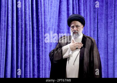 27. April 2023, Ahwaz, Chuzestan, Iran: Der iranische Präsident EBRAHIM RAISI spricht bei der Versammlung der Ahwaz-Menschen. Vor dem Volk von Chuzestan sagte der Präsident: "Ich habe das gleiche Versprechen, das Ihr Volk von Chuzestan gegenüber dem religiösen Juristen, der Revolution, habt. Es geht nicht um die Abstimmung, in unserer religiösen Kultur und im kulturellen System ist der Platz des Paktes viel höher als die Wahl, und so wie Sie Ihrem Pakt mit dem System und der Revolution treu sind, bin ich auch meinem Pakt mit Ihnen treu' (Kreditbild: © iranische Präsidentschaft via ZUMA Press Wire) Stockfoto