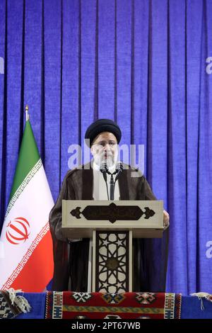 27. April 2023, Ahwaz, Chuzestan, Iran: Der iranische Präsident EBRAHIM RAISI spricht bei der Versammlung der Ahwaz-Menschen. Vor dem Volk von Chuzestan sagte der Präsident: "Ich habe das gleiche Versprechen, das Ihr Volk von Chuzestan gegenüber dem religiösen Juristen, der Revolution, habt. Es geht nicht um die Abstimmung, in unserer religiösen Kultur und im kulturellen System ist der Platz des Paktes viel höher als die Wahl, und so wie Sie Ihrem Pakt mit dem System und der Revolution treu sind, bin ich auch meinem Pakt mit Ihnen treu' (Kreditbild: © iranische Präsidentschaft via ZUMA Press Wire) Stockfoto