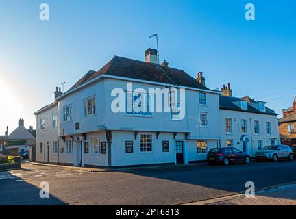 Ein Sandwich, Kent. The Kings Arms, an der Ecke Strand Street und St Marys. Der denkmalgeschützte Pub aus dem 16. Jahrhundert ist einer von mehreren historischen Gasthäusern Stockfoto