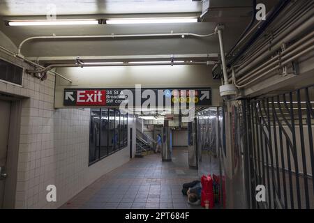 Blick von innen auf die U-Bahn-Station, wo ein Obdachloser auf der Etage schläft. New York, USA. Stockfoto