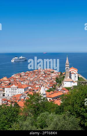 Kreuzfahrtschiff ankert vor Piran, Blick von der Stadtmauer über die Altstadt mit der Kirche St. George, Piran, Slowenien Stockfoto