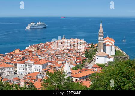Kreuzfahrtschiff ankert vor Piran, Blick von der Stadtmauer über die Altstadt mit der Kirche St. George, Piran, Slowenien Stockfoto