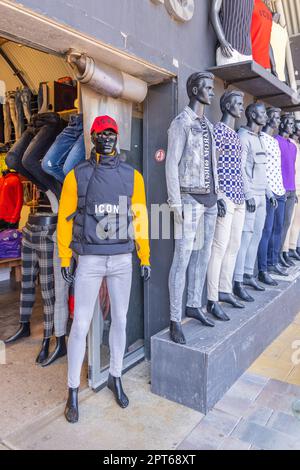 Europa, Niederlande, Nordholland, Beverwijk. 24. April 2022. Schaufensterpuppen vor einem Laden auf einem holländischen Markt. Stockfoto