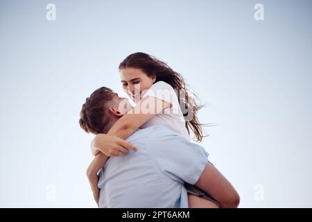 Umarmung, Glück und Liebe eines Paares in einer Umarmung mit einem Lächeln im Sommer. Glückliche Freundin und Freund, die sich für Dankbarkeit bedanken Stockfoto