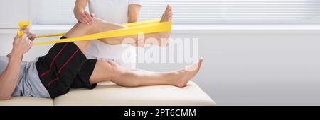 Therapie-Band-Übung. Therapeutisches Physio Rehab Training Stockfoto