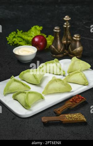 Gefrorene Knödel mit Spinat Stockfoto