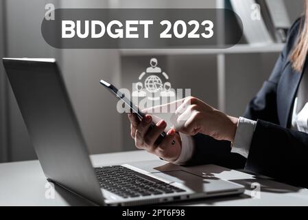 Hand schreiben Zeichen Budget 2023, Business Schaufenster Schätzung der Einnahmen und Ausgaben für das nächste oder laufende Jahr Stockfoto