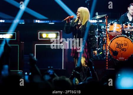 Padua, Italien. 23. April 2023. Avril Lavigne in Padua in Verbindung mit der „Love sux“-Tour, dem ersten italienischen Datum, um für das Album zu werben, startete Lavigne im Jahr 2022 auf die „Love sux Tour“ mit dem ursprünglichen Titel „Bite me Tour“. Die europäische Etappe war ursprünglich für dieses Jahr geplant, bis sie aufgrund der COVID-19-Pandemie auf das Jahr 2023 verlegt wurde, wie im Bild Avril Lavigne Credit: Independent Photo Agency/Alamy Live News zu sehen war Stockfoto