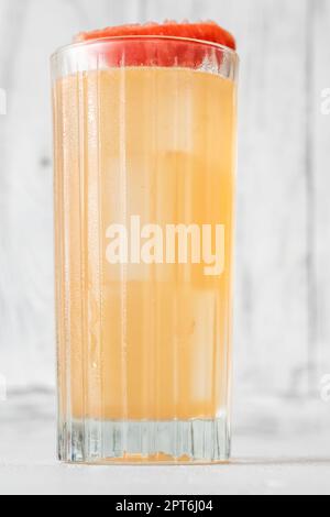 Ein Glas Frenchie Cocktail garniert mit Grapefruitkeil Stockfoto