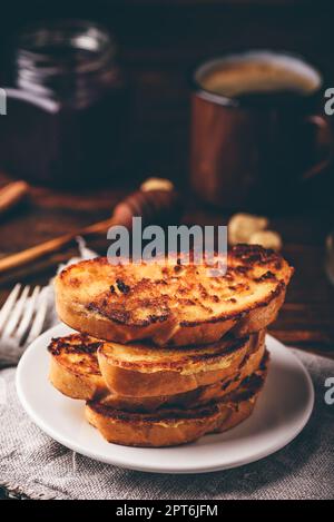 French Toast auf weißen Platte über Holz- Oberfläche Stockfoto
