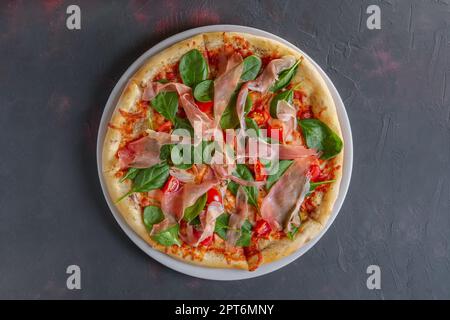 Pizza mit Jamon, Spinat, Mangold und Pilzen Stockfoto