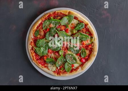 Pizza mit Jamon, Spinat, Mangold, Parmesan und Pilzen Stockfoto