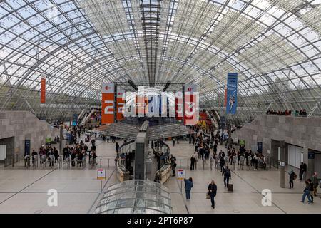 Leipzig, Deutschland; 04-27-2023 Leipziger Messe: Die Leipziger Buchmesse ist eines der wichtigsten Treffen der Buch- und Medienindustrie und verbindet REA Stockfoto