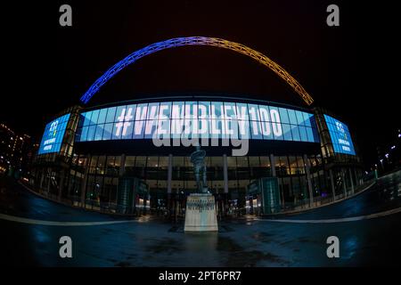 Wembley Stadium, London, Großbritannien. 27. April 2023 Nachtansicht am Vorabend des 100. Geburtstages des englischen Nationalstadions. Das Wembley Stadium feiert sein hundertjähriges Jubiläum mit einer wechselnden Ausstellung am Vorabend des 100. Jahrestages am 28. April. Das Hotel wurde 1923 eröffnet und beherbergt einige der historischsten und unvergesslichsten Momente des letzten Jahrhunderts. Von den Olympischen Spielen 1948, der Weltmeisterschaft 1966, der Live Aid 1985 bis zum EURO der Frauen 2022. Foto: Amanda Rose/Alamy Live News Stockfoto