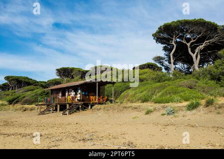 Strandbar, Spiaggia di Baratti, Baratti, Populonia, in der Nähe von Piombino, Maremma, Provinz Livorno, Toskana, Italien Stockfoto