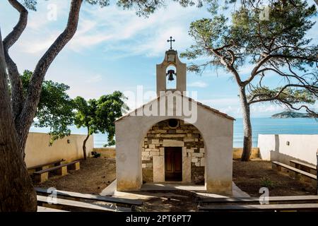 Kapelle am Strand, Spiaggia di Baratti, Baratti, Populonia, in der Nähe von Piombino, Maremma, Provinz Livorno, Toskana, Italien Stockfoto