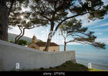 Kapelle am Strand, Spiaggia di Baratti, Baratti, Populonia, in der Nähe von Piombino, Maremma, Provinz Livorno, Toskana, Italien Stockfoto