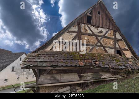 Verfallenes Fachwerkhaus eines Bauernhofs, Franken, Bayern, Deutschland Stockfoto