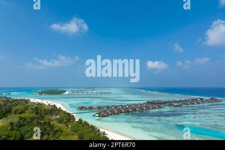 Luftaufnahme, Lankanfushi, Paradise Island mit Wasser Bungalows, North Male Atoll, Indischer Ozean, Malediven Stockfoto