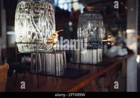 Zwei Glasspender mit Metallhahn und Deckel für die Sommerparty Stockfoto