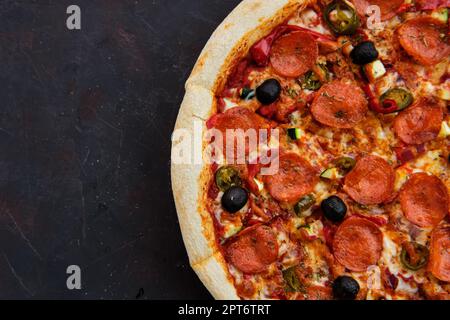 Nahaufnahme der sizilianischen Pizza mit Salami, Zucchini, Jalapeno und Paprika Stockfoto